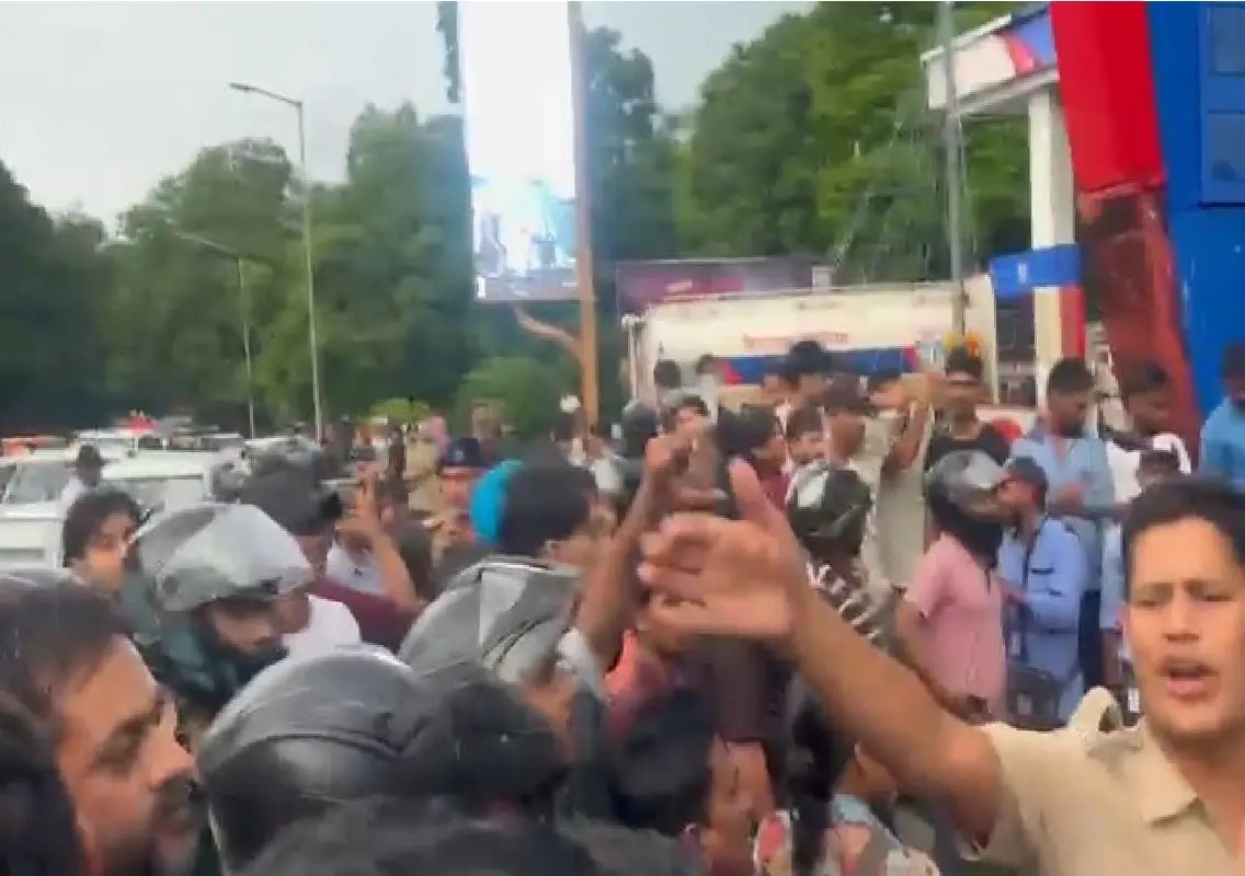 ‘Petrol langar’ draws crowds in rain, but fuel distribution postponed - News Karnataka