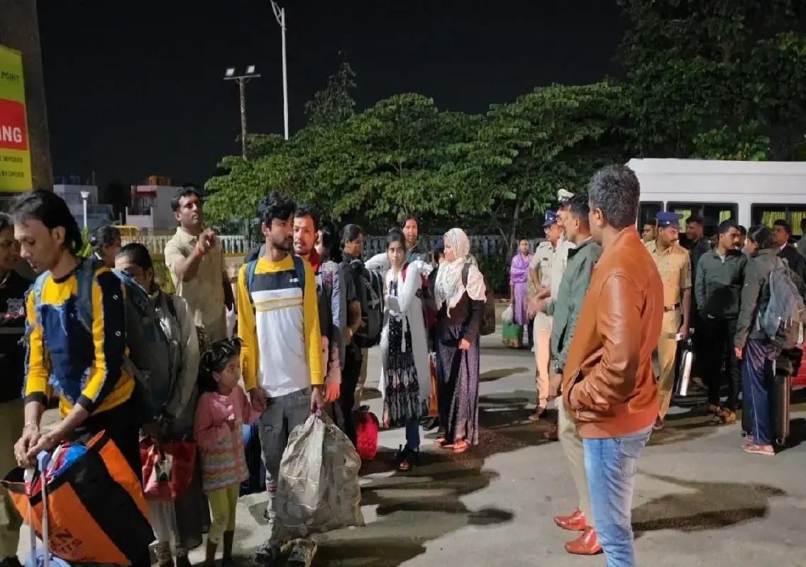 31 Bangladeshi nationals sent from Bengaluru to West Bengal: WATCH - News Karnataka