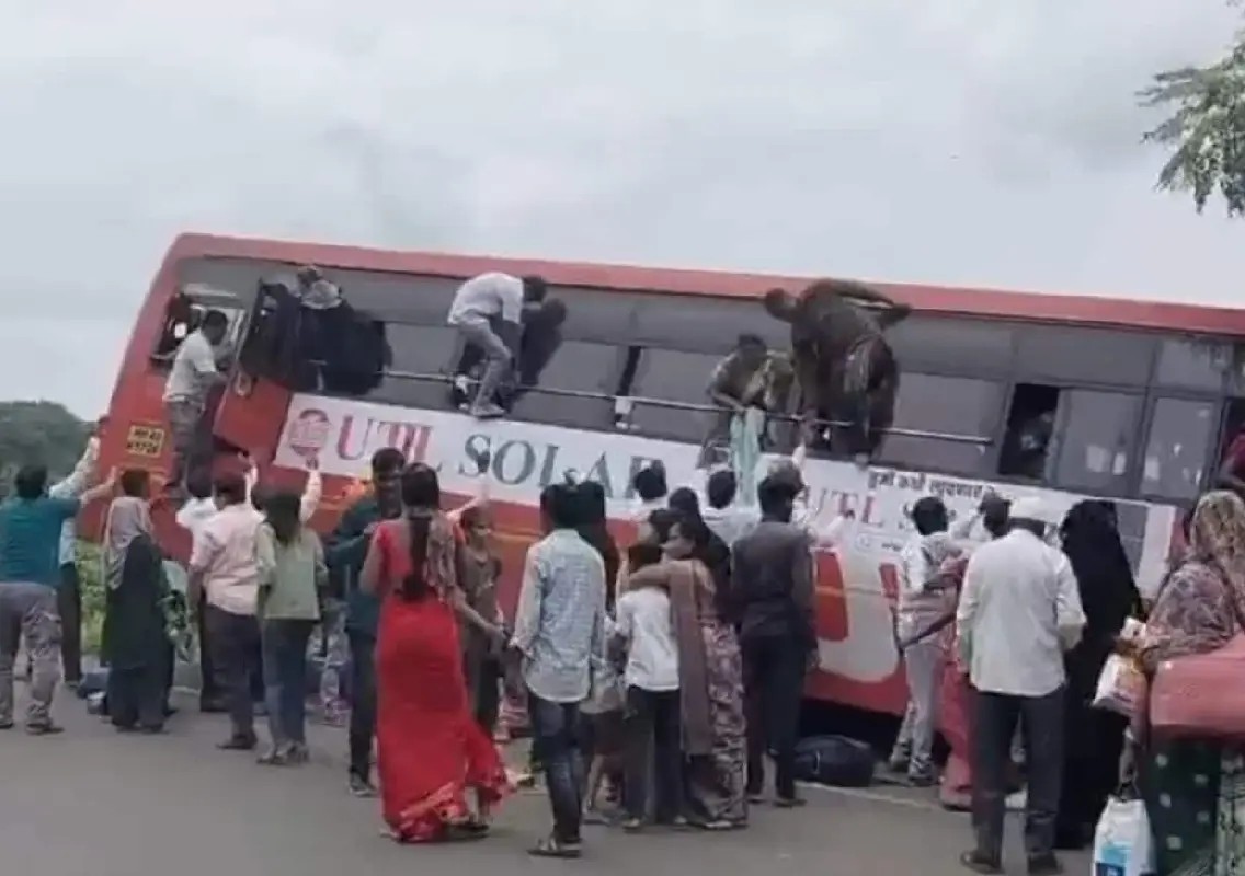 59 passengers escape as bus dangles over deep gorge in Maharashtra - News Karnataka