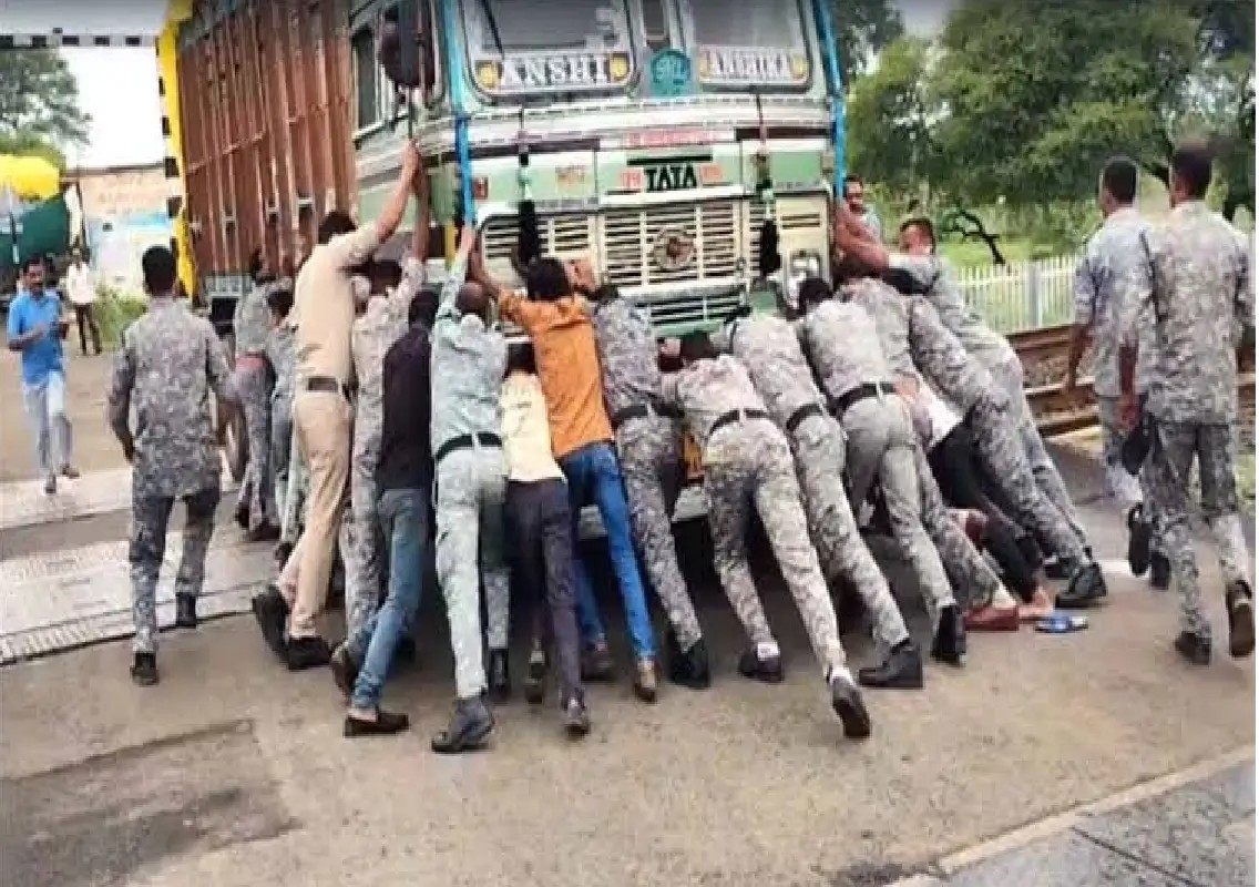 Army jawans avert railway accident with quick action in MP - News Karnataka