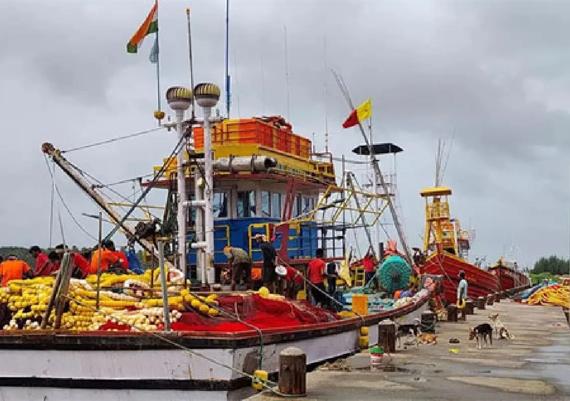 Around 100 trawlers set sail as deep-sea fishing resumes - News Karnataka