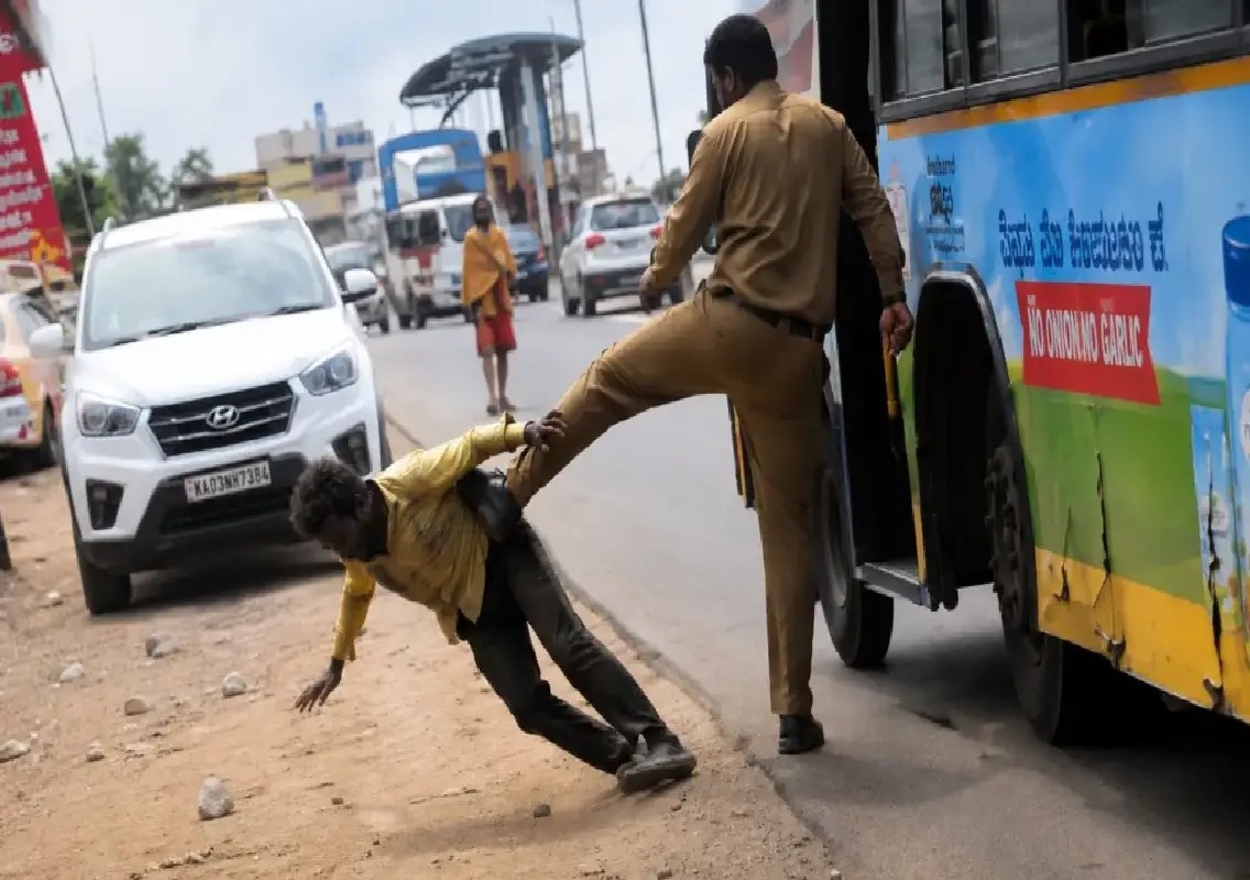 BMTC suspends conductor after viral video of man being kicked off bus: WATCH - News Karnataka