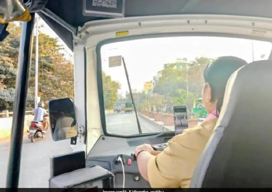 Bengaluru woman auto driver takes her children to work, wins hearts online - News Karnataka