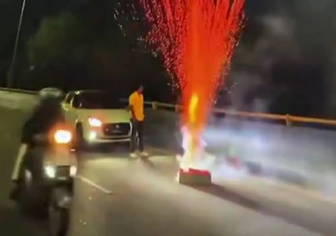 Builder booked for bursting firecrackers on Bengaluru flyover - News Karnataka
