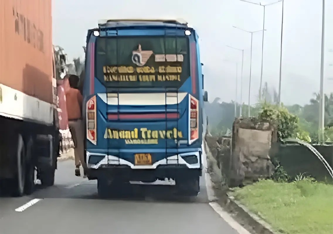 Case filed after students seen hanging from private bus in Udupi: WATCH - News Karnataka