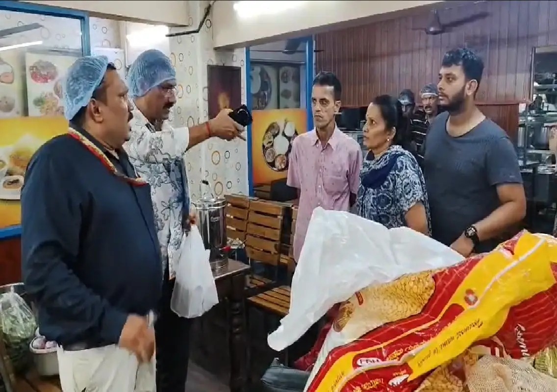Cockroach complaint triggers food safety raid at Thokkottu hotel: WATCH - News Karnataka