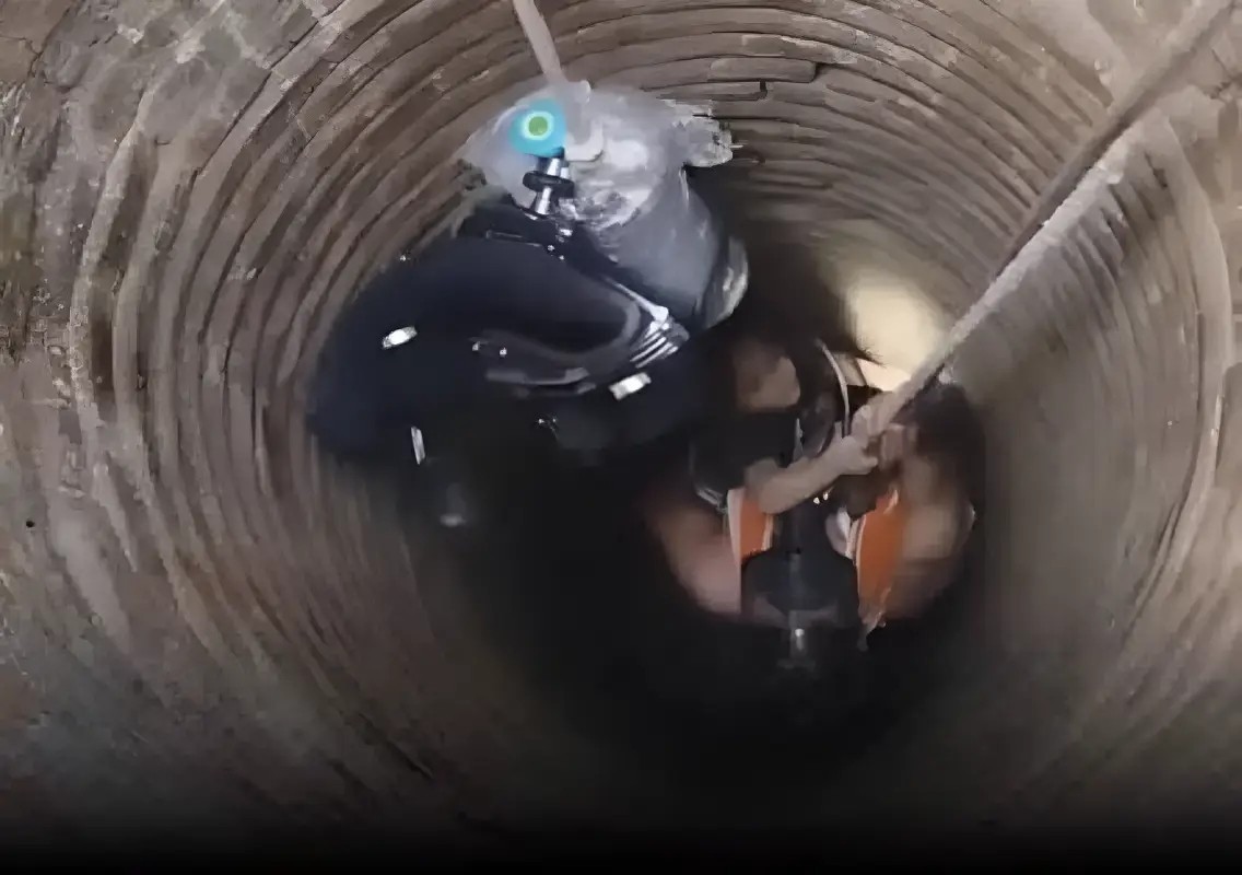 Constable rescues 5-year-old girl from 50-foot well in UP: WAtCH - News Karnataka