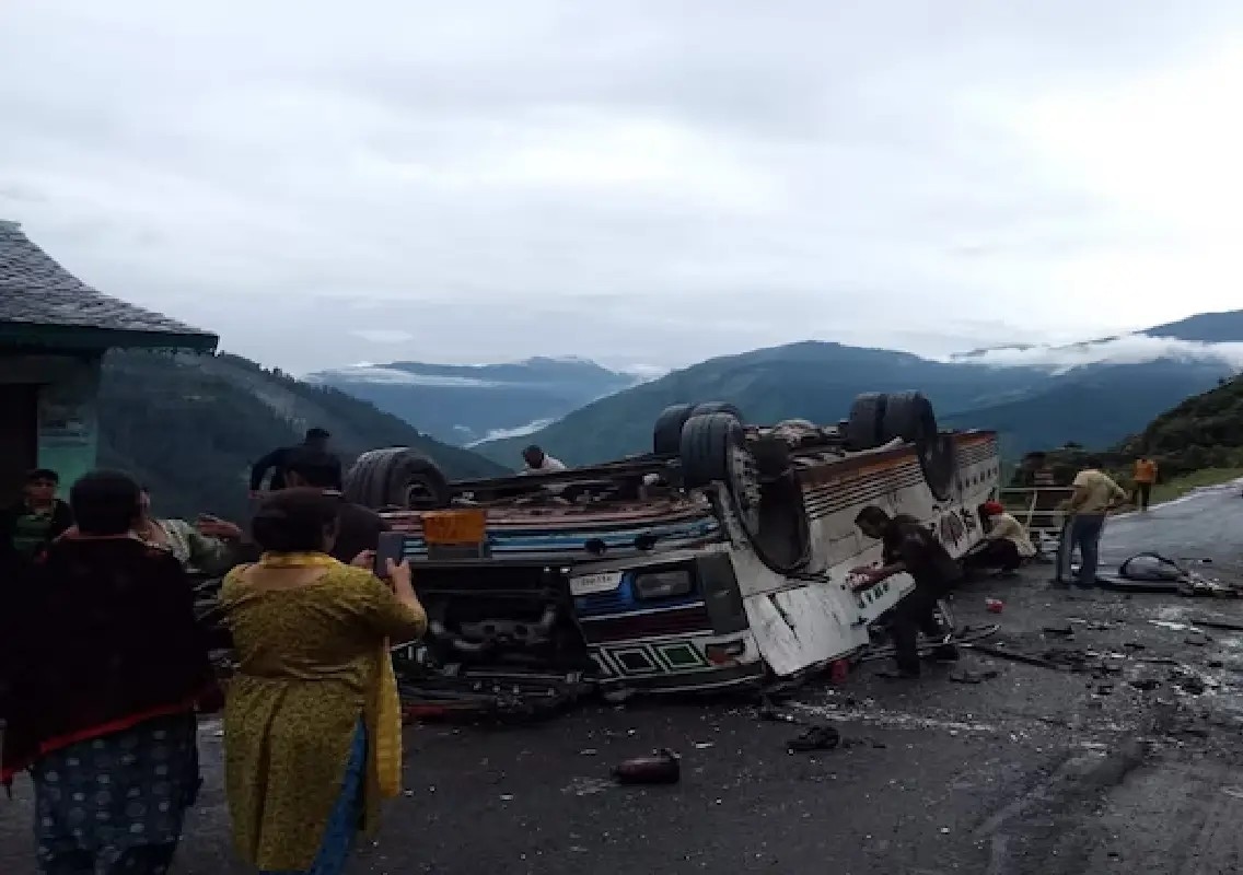 Eight killed as private bus plunges onto lower road in Chamba - News Karnataka