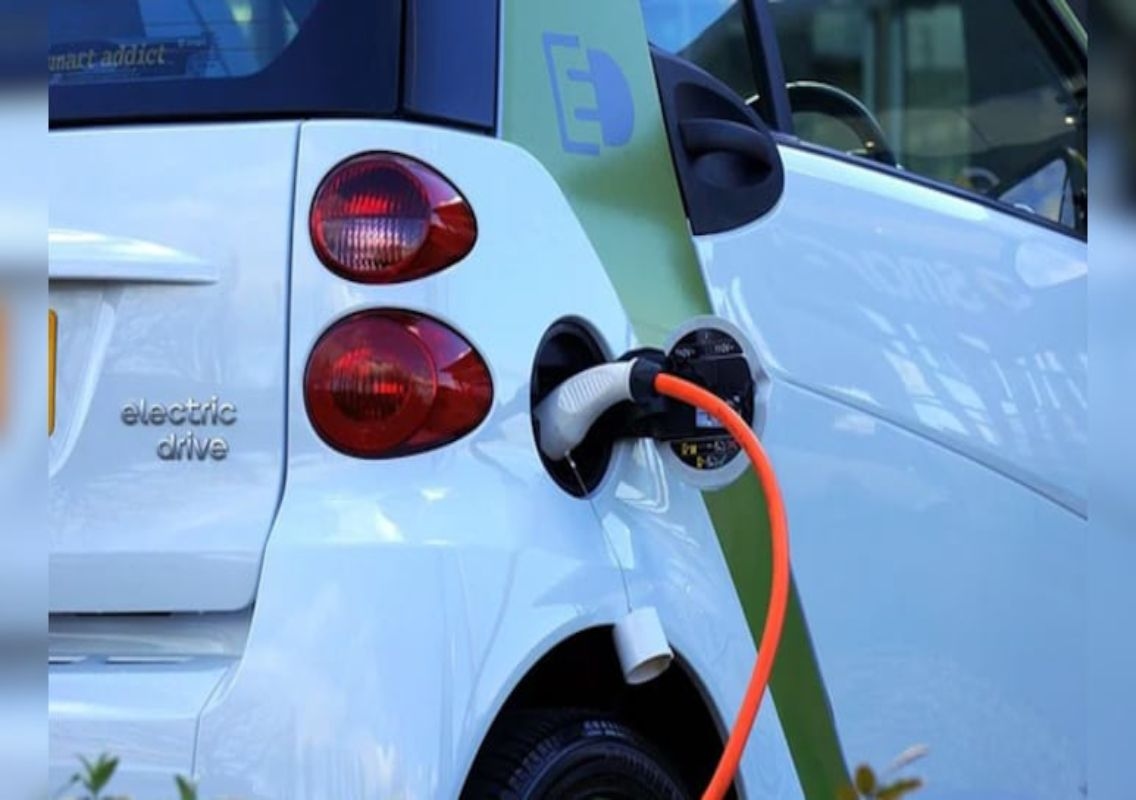 Govt proposes 5-year age extension for EV, CNG vehicles - News Karnataka