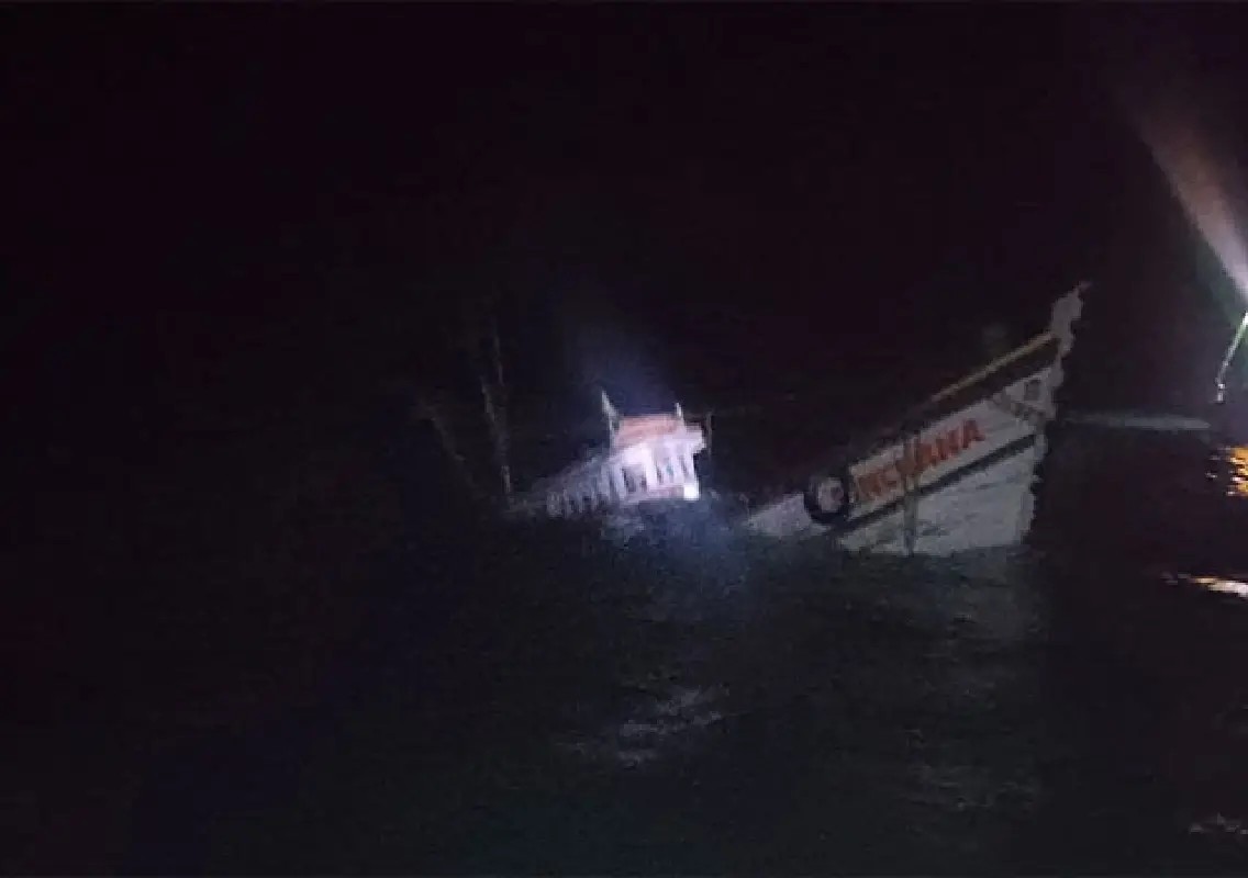 Fishing boat sinks near Maravanthe, six fishermen rescued - News Karnataka