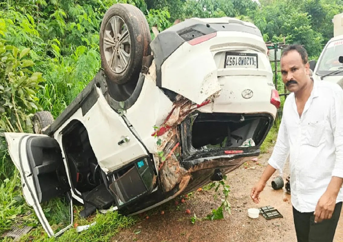 Five seriously injured as car overturns after crashing into tempo near Kolnadu - News Karnataka