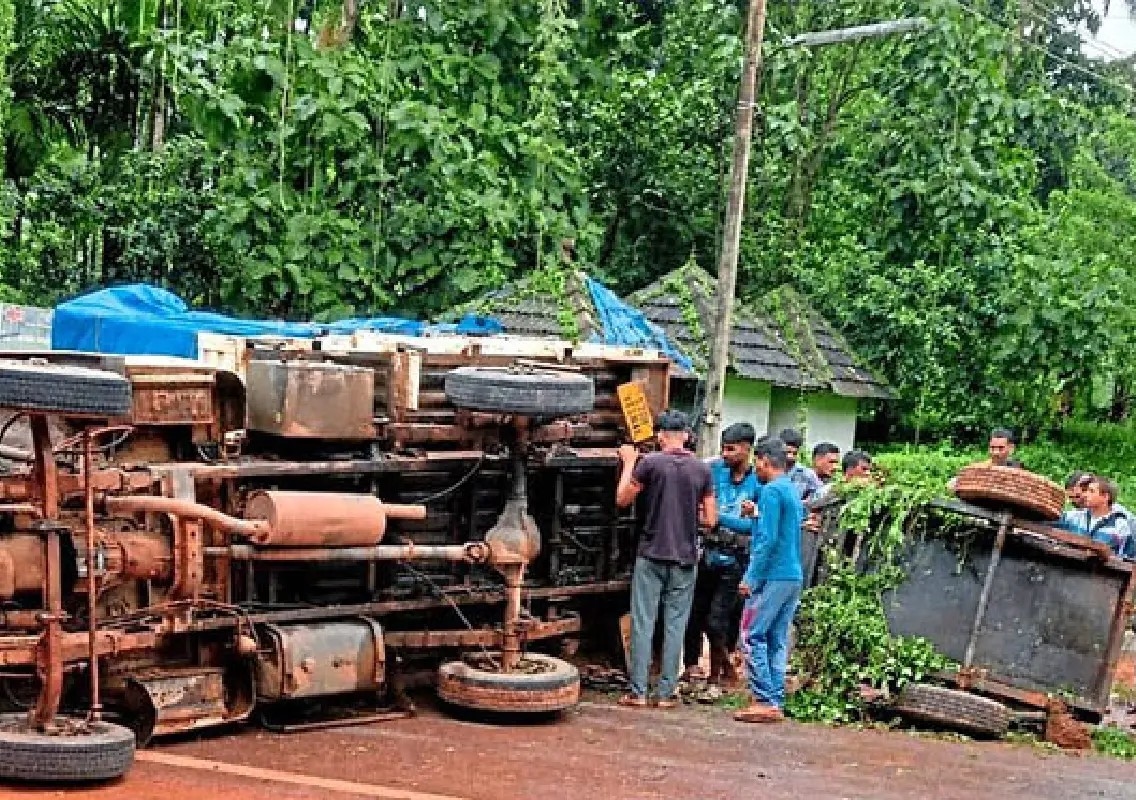 Generator-laden pickup overturns, traffic disrupted near Kodyadka - News Karnataka