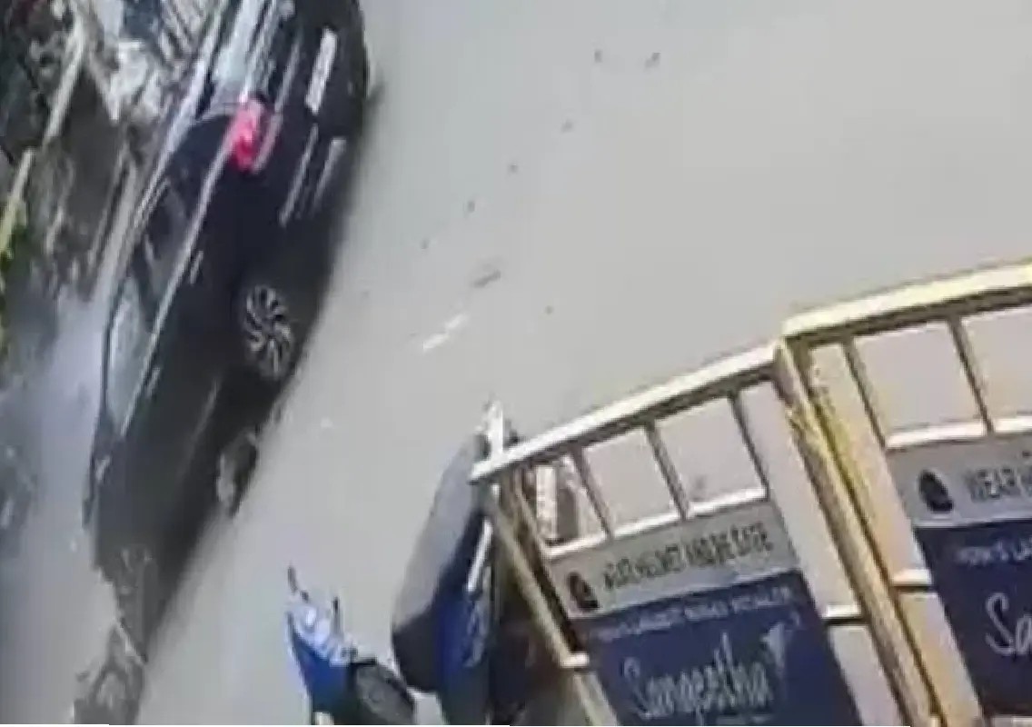 Hair stylist dies after car rams scooter at Vijnananagar signal - News Karnataka