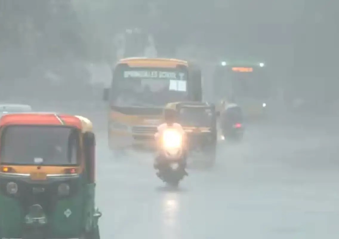 Heavy rain disrupts Delhi-NCR as Gurgaon shifts to WFH mode - News Karnataka