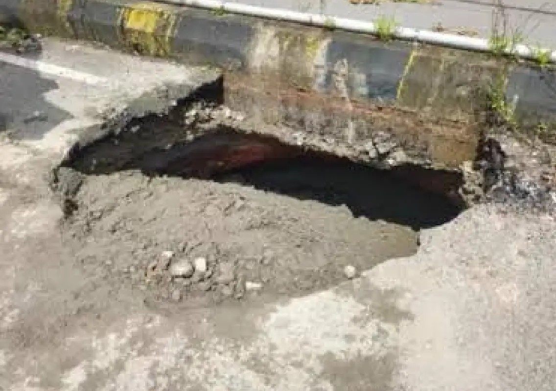 Huge crater opens on Udupi road after heavy rain - News Karnataka