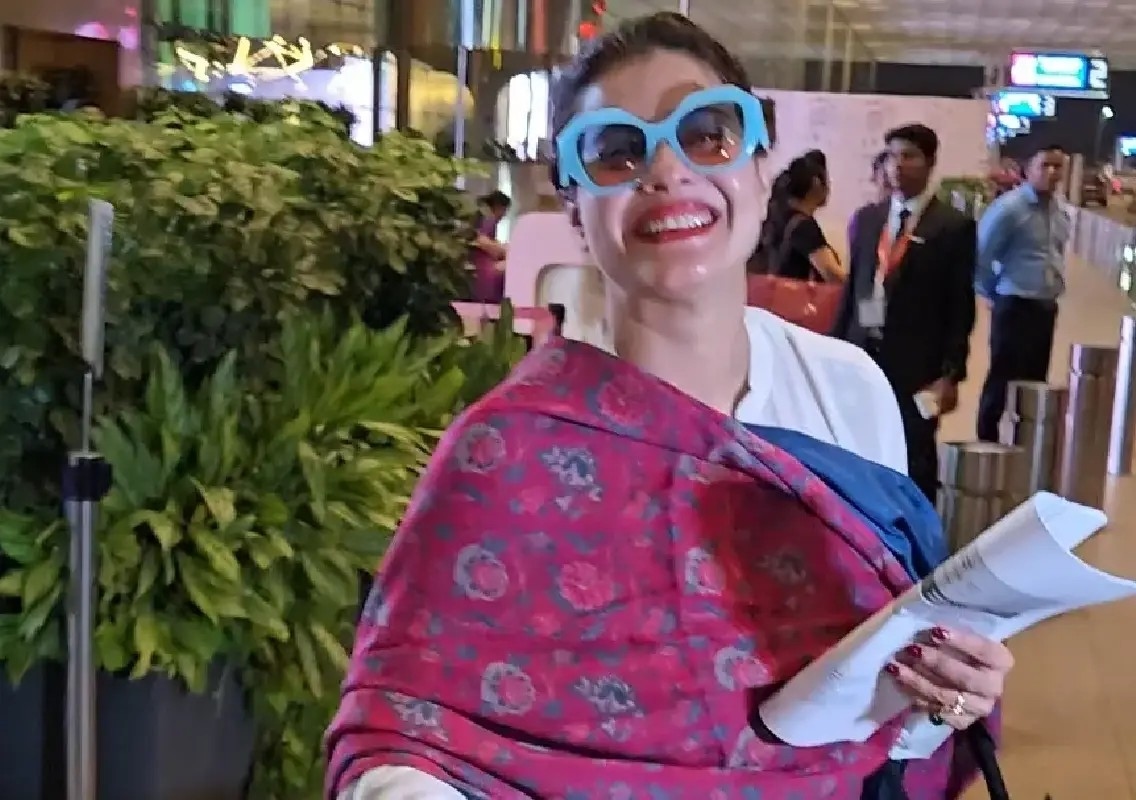 Kajol celebrates birthday with paparazzi before Mumbai flight - News Karnataka
