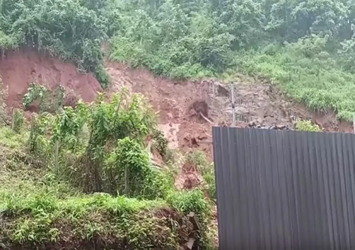 Landslides shut Nadukani–Parappanangadi highway in Kerala: WATCH - News Karnataka