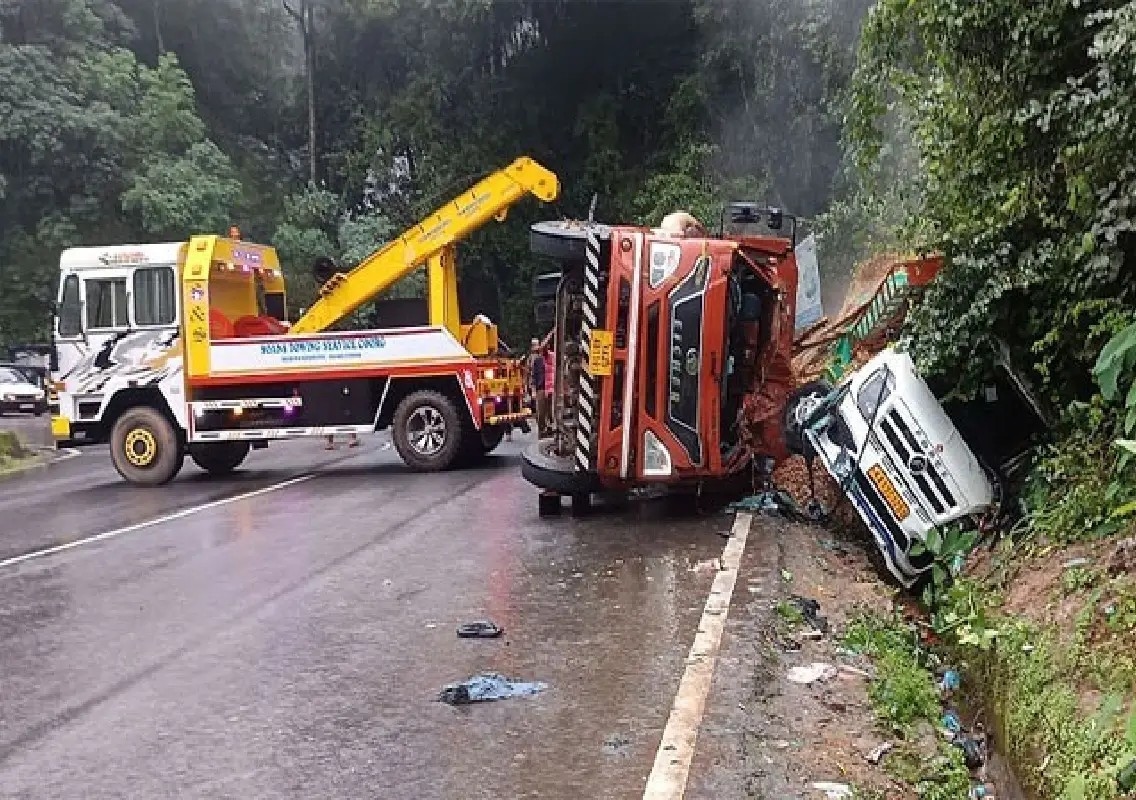 Lorry overturns onto parked tourist vehicle near Aranthodu, three hurt - News Karnataka
