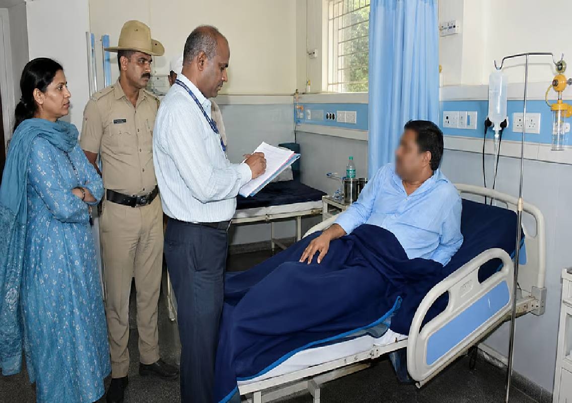 Mandya undertrial officer found with woman in hospital - News Karnataka