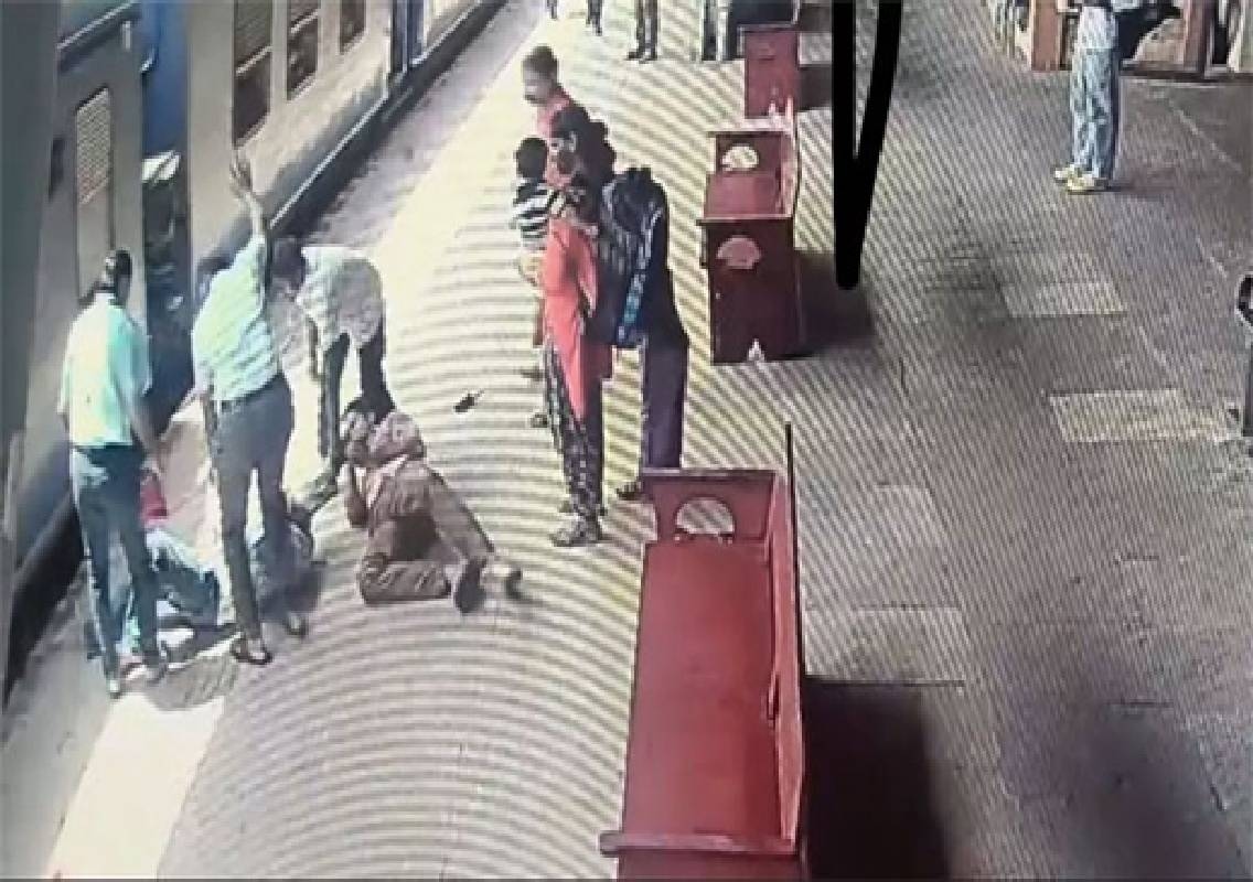 Mangaluru railway pointsman saves elderly man - News Karnataka