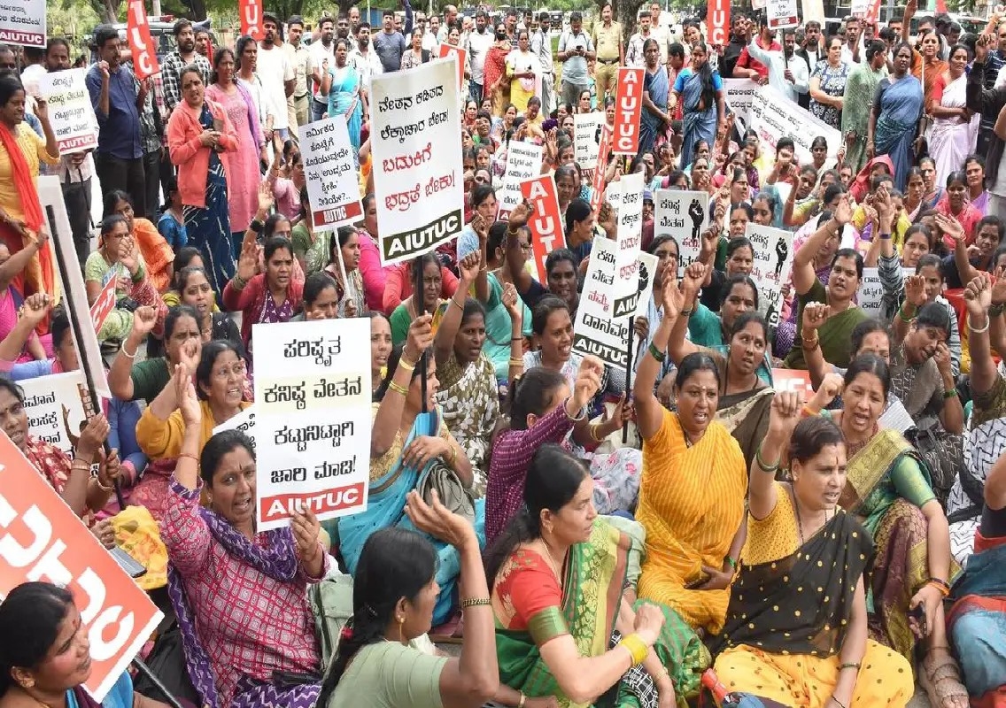 Mysuru workers protest delay in revised minimum wages - News Karnataka