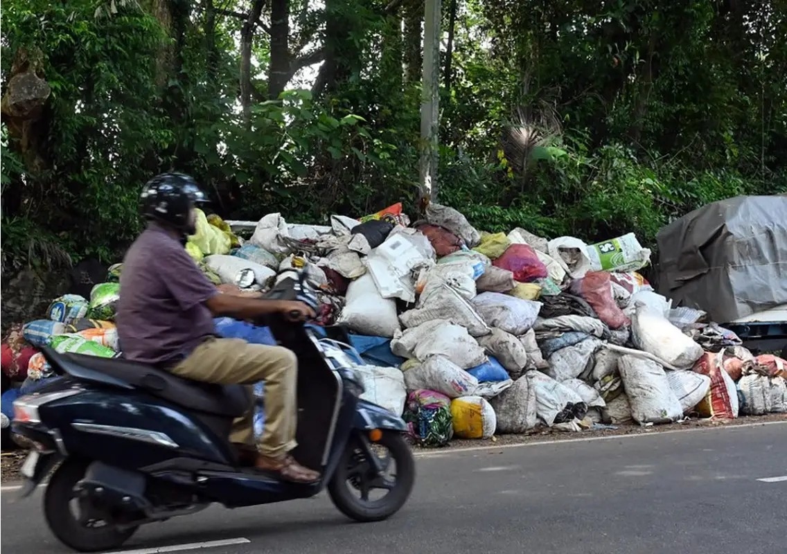 Newborn rescued from garbage heap near drain in critical condition - News Karnataka