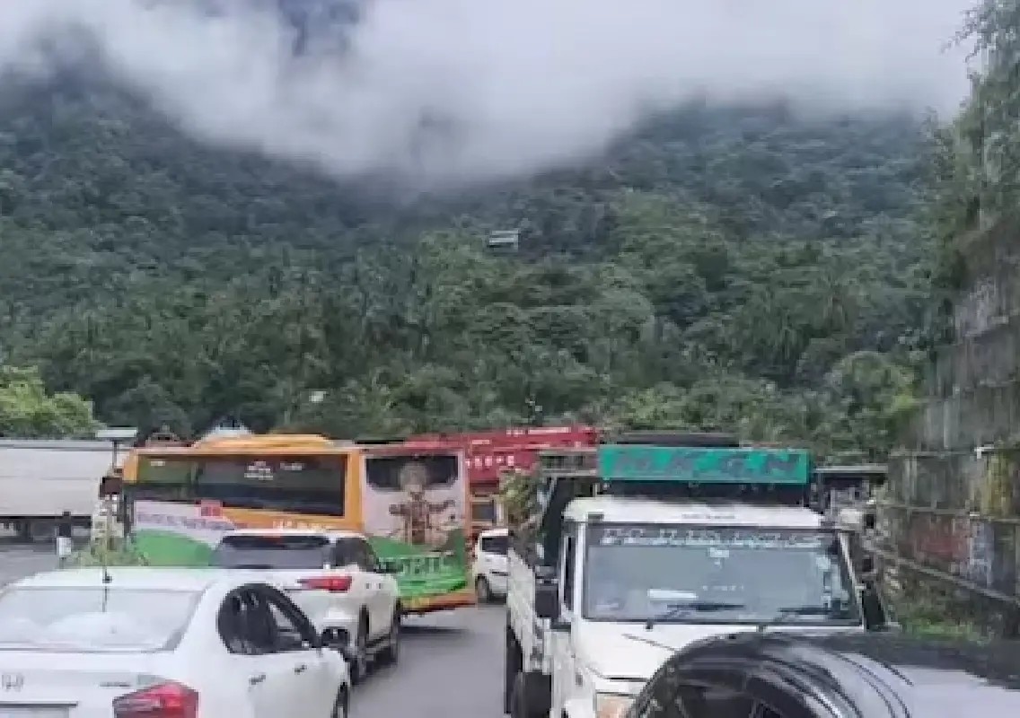 Nine-hour traffic jam leaves Mysuru-Kerala commuters stranded - News Karnataka