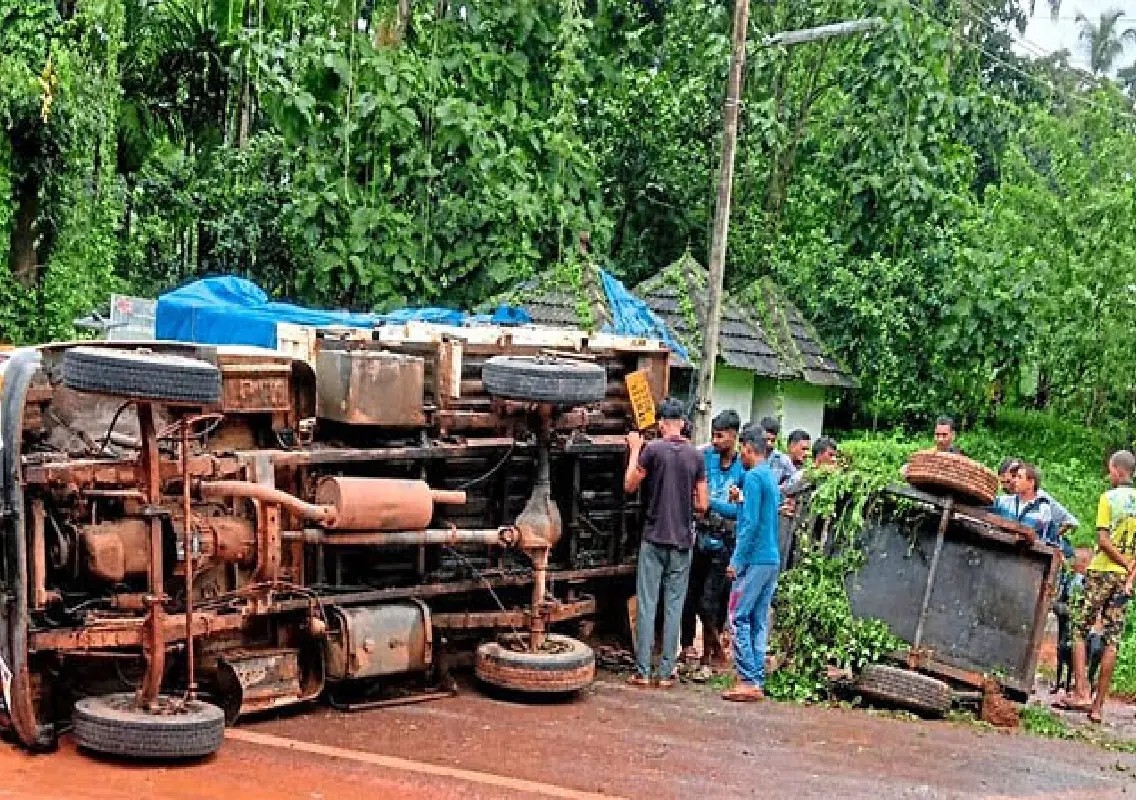 Pickup vehicle carrying generator overturns near Kodyadka - News Karnataka