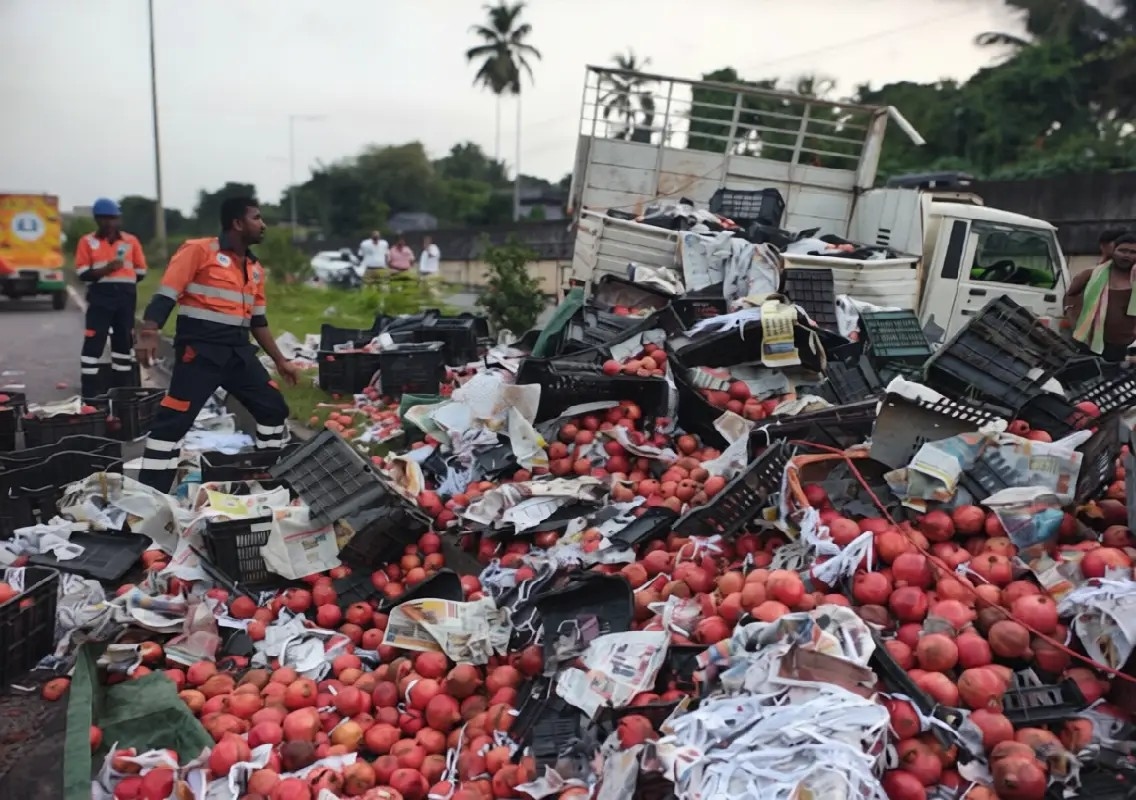 Pomegranate-laden pickup overturns on NH 66 at Kinnimulky - News Karnataka