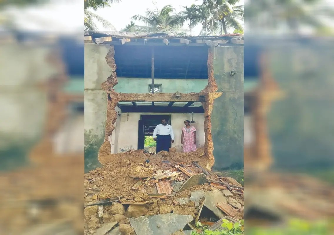Poor family left homeless after house collapses in Byndoor - News Karnataka