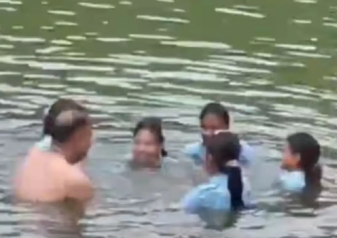 Principal suspended after viral video shows him bathing with students - News Karnataka