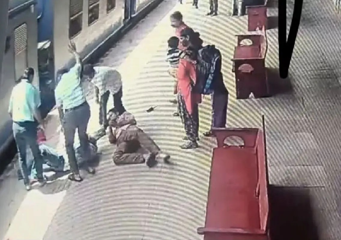 Railway worker saves passenger from moving train in Mangaluru - News Karnataka