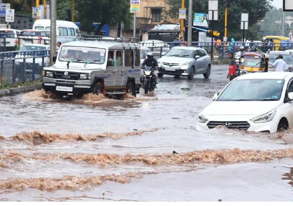 Rain-battered roads leave commuters struggling in Hubballi-Dharwad - News Karnataka