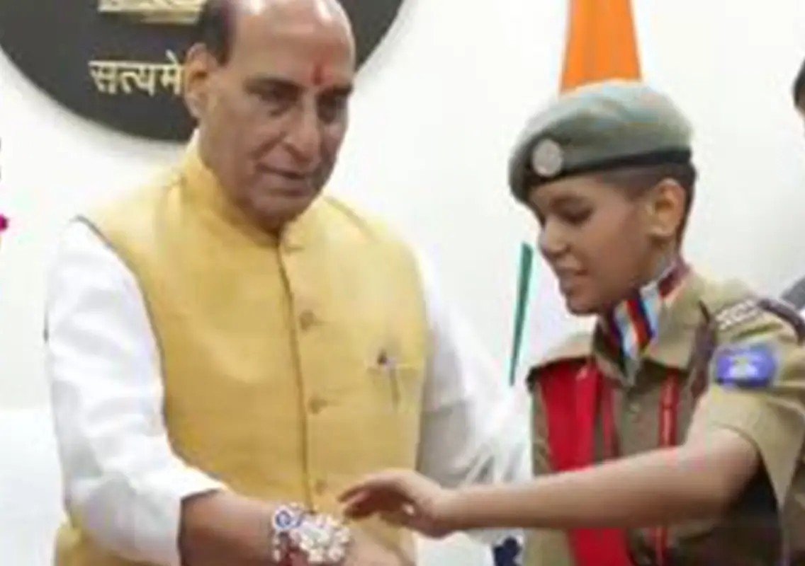 Rajnath Singh celebrates Raksha Bandhan with NCC cadets - News Karnataka
