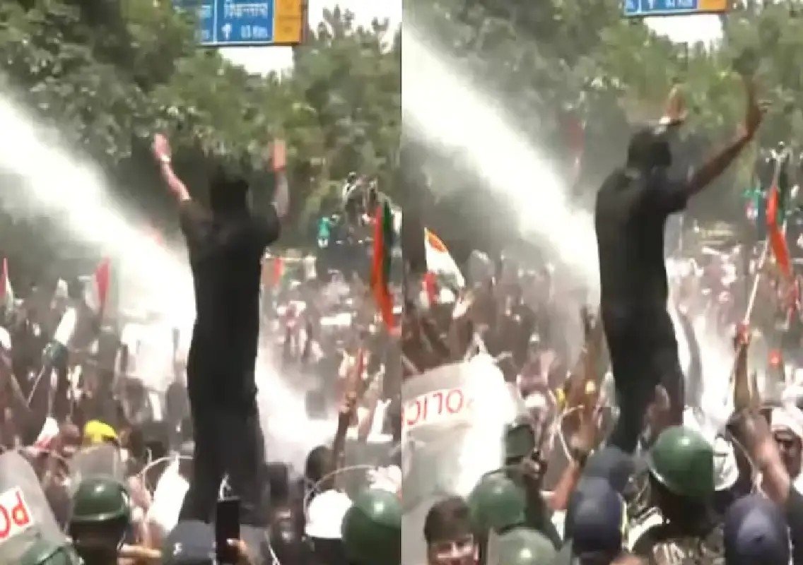Ranchi students dance as police use water cannons during protest: WATCH - News Karnataka