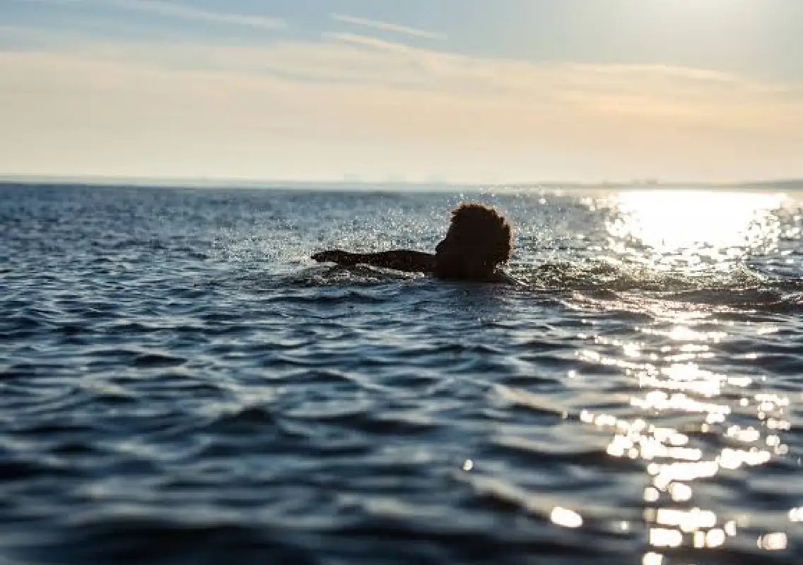 Rescuer swims three nautical miles to save stranded swimmer - News Karnataka
