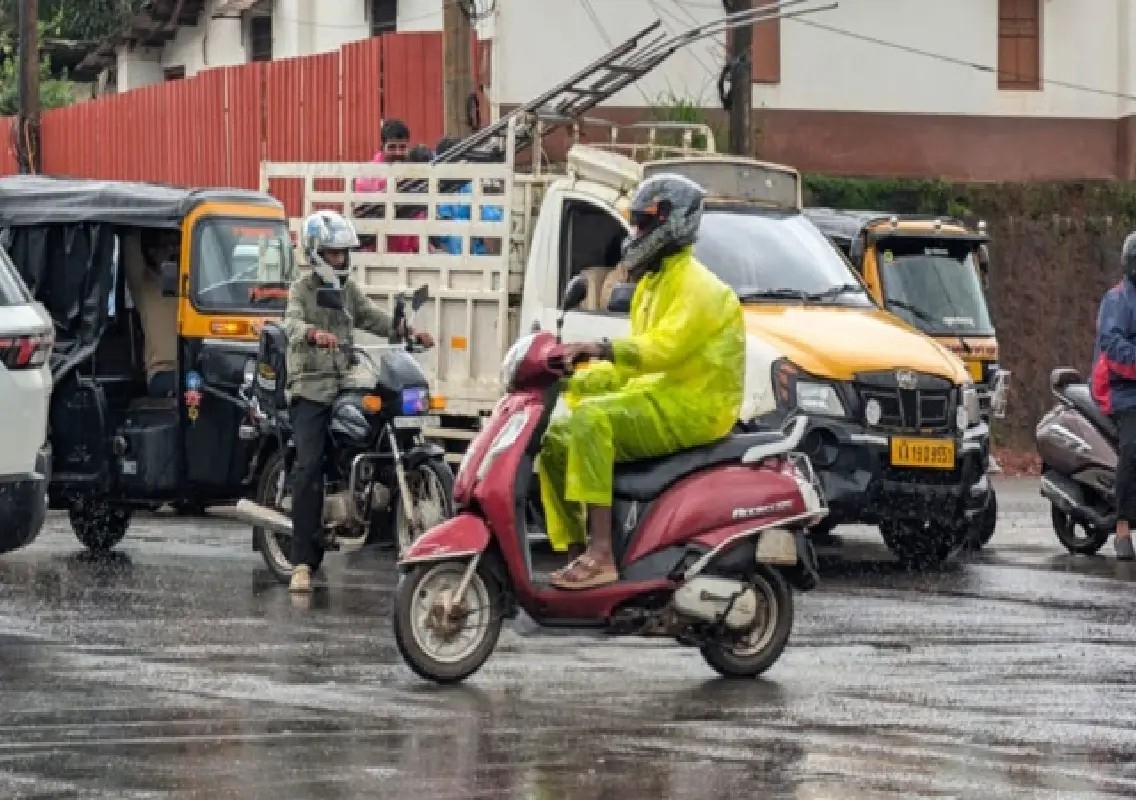 Rs 100 raincoat becomes monsoon favourite across coastal Karnataka - News Karnataka