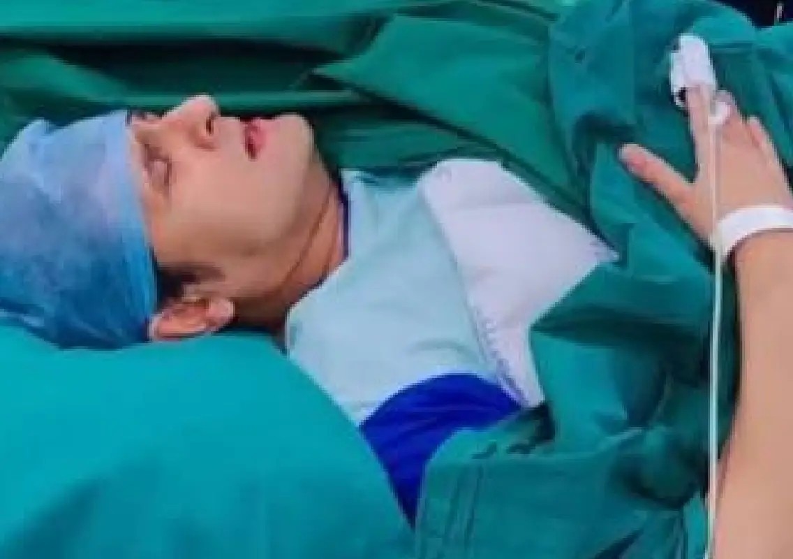 Sonu Nigam sings Rafi classic during surgery, wins hearts - News Karnataka