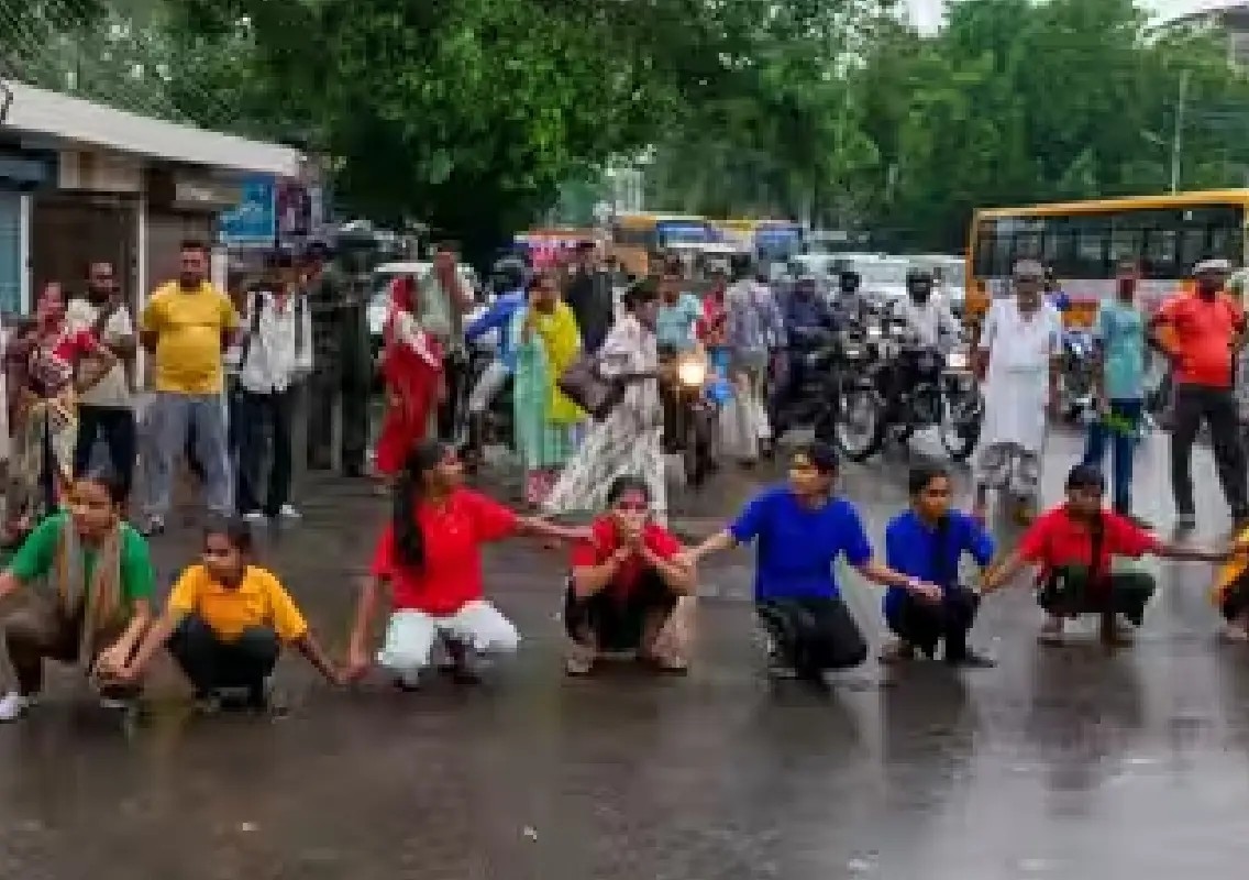 Students take to streets as school infrastructure gaps come under spotlight - News Karnataka