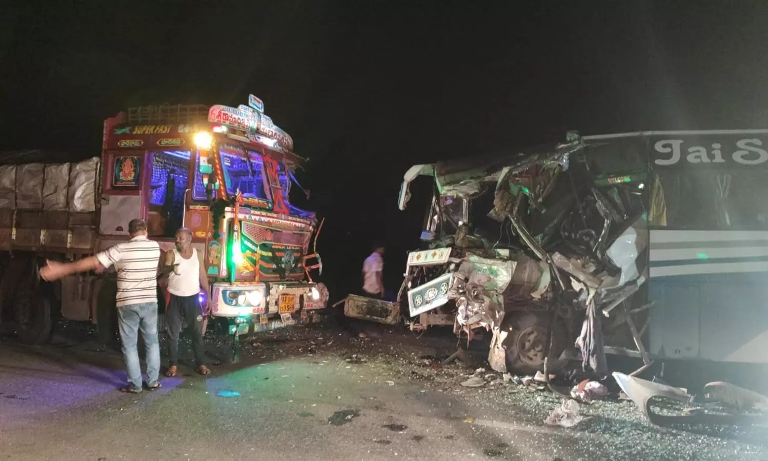 Suryapet bus crash kills six, leaves several critically injured - News Karnataka
