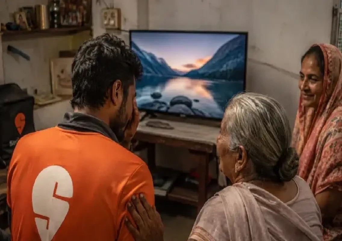 Swiggy delivery agent gifts mother a new TV with his savings - News Karnataka