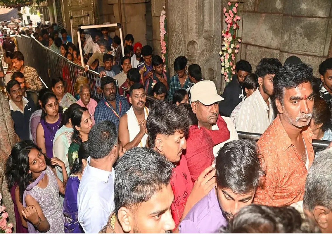 Thousands throng Chamundi Hill for last Ashada Friday - News Karnataka