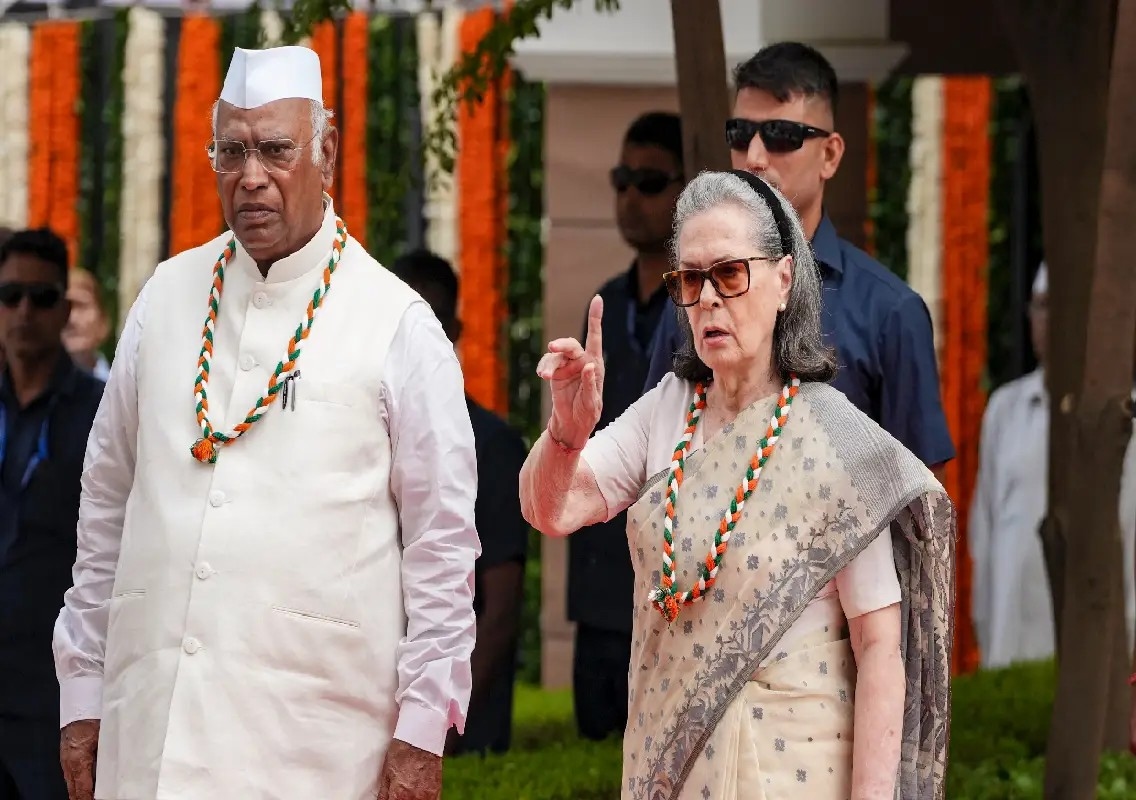 Vande Mataram gesture row sparks fresh Congress-BJP clash: WATCH - News Karnataka