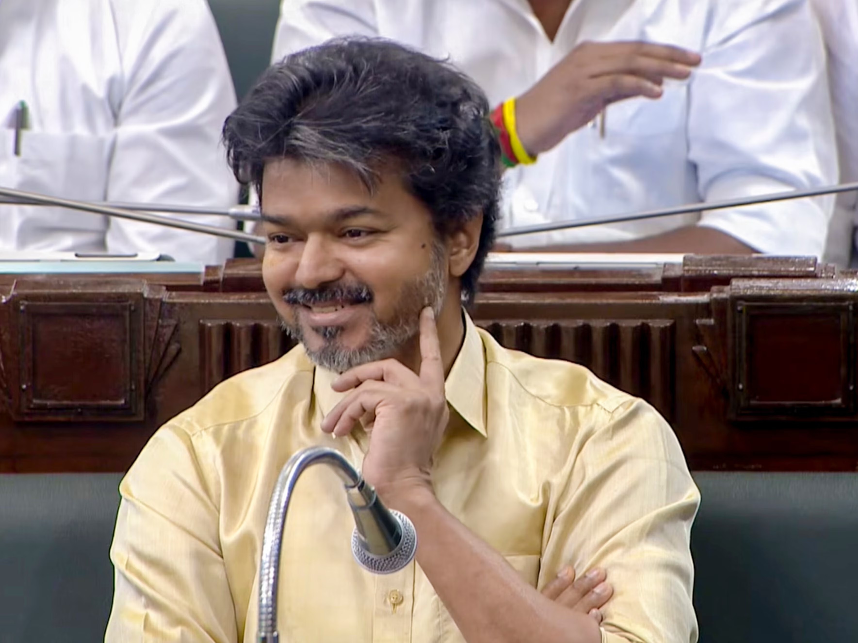 Vijay announces three free LPG cylinders and wider bus travel - News Karnataka