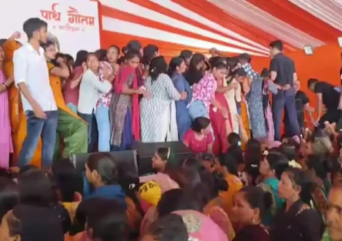 Woman dies after alleged crowd crush at saree distribution event - News Karnataka