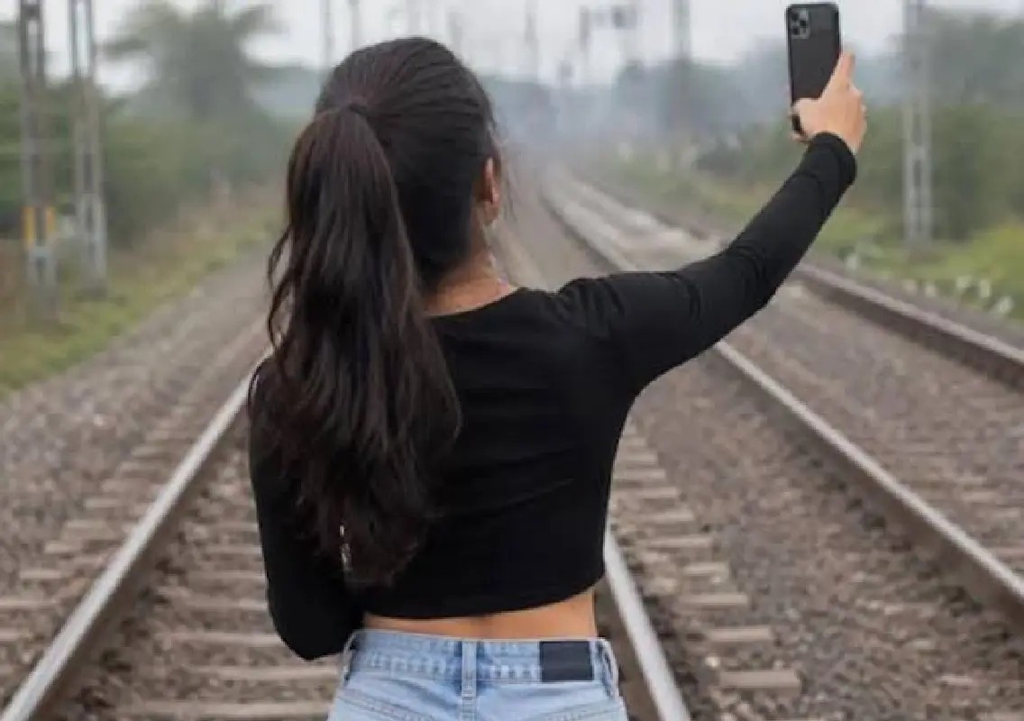 Woman loses both hands after train hits her while making reel - News Karnataka