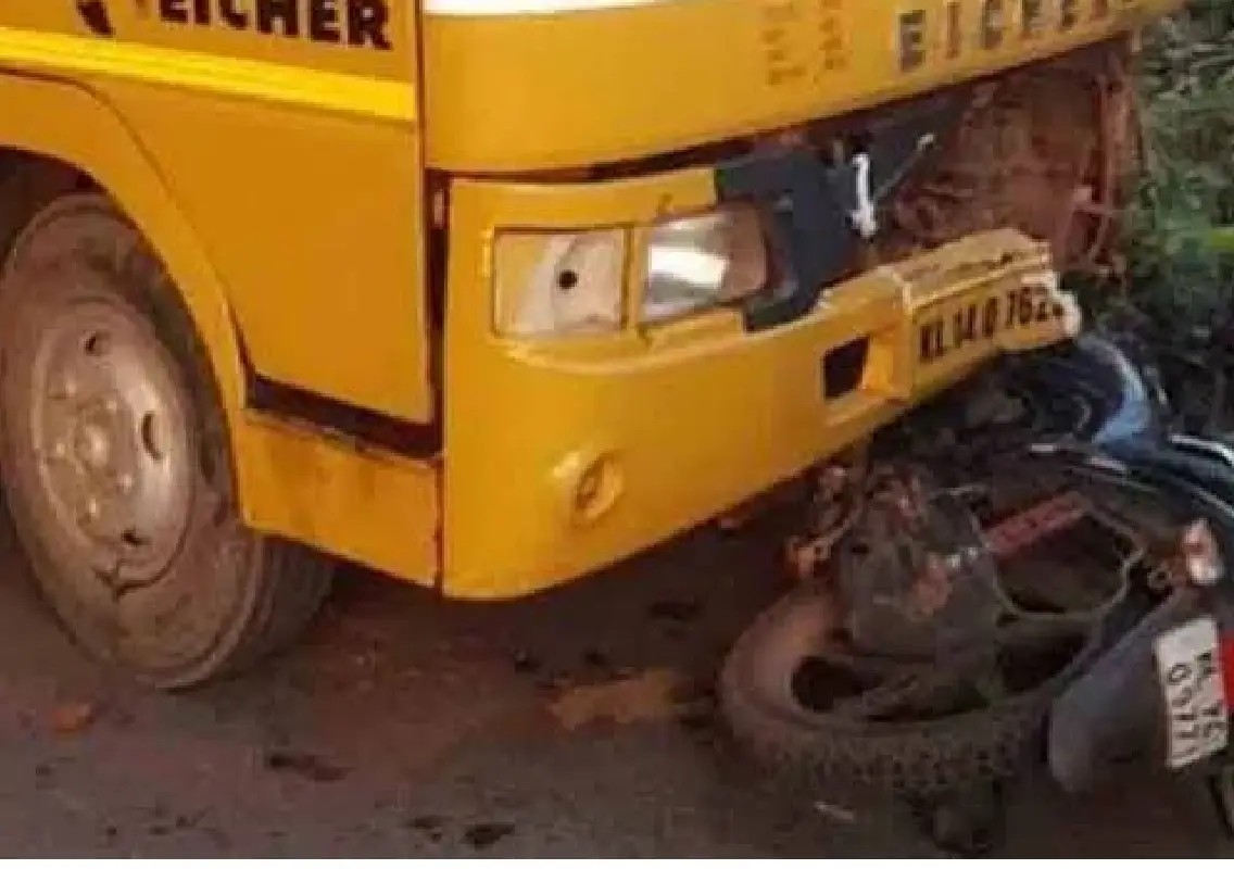 Young shopkeeper dies in school bus-bike collision near Bovikkan - News Karnataka