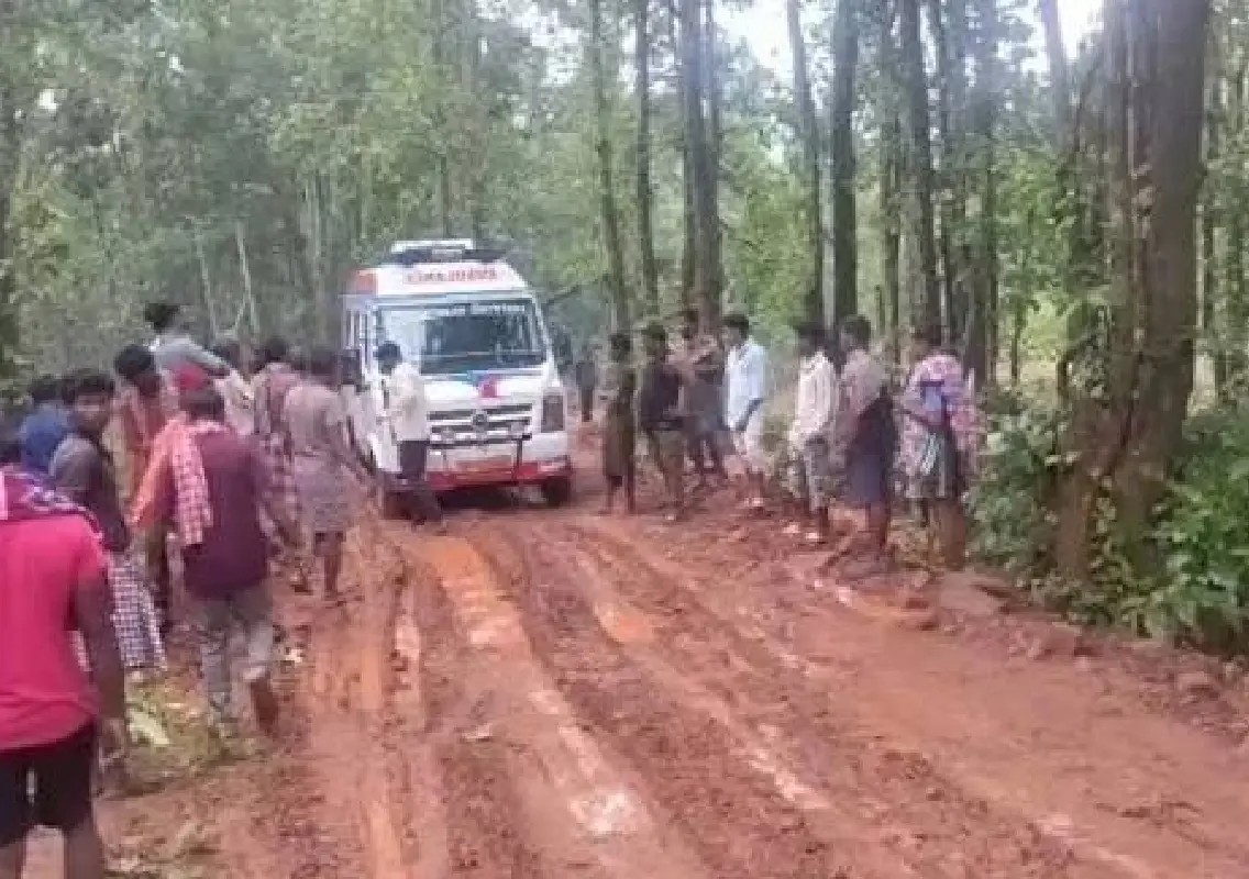 Ambulance stuck in mud, villagers carry body home in Jharkhand - News Karnataka