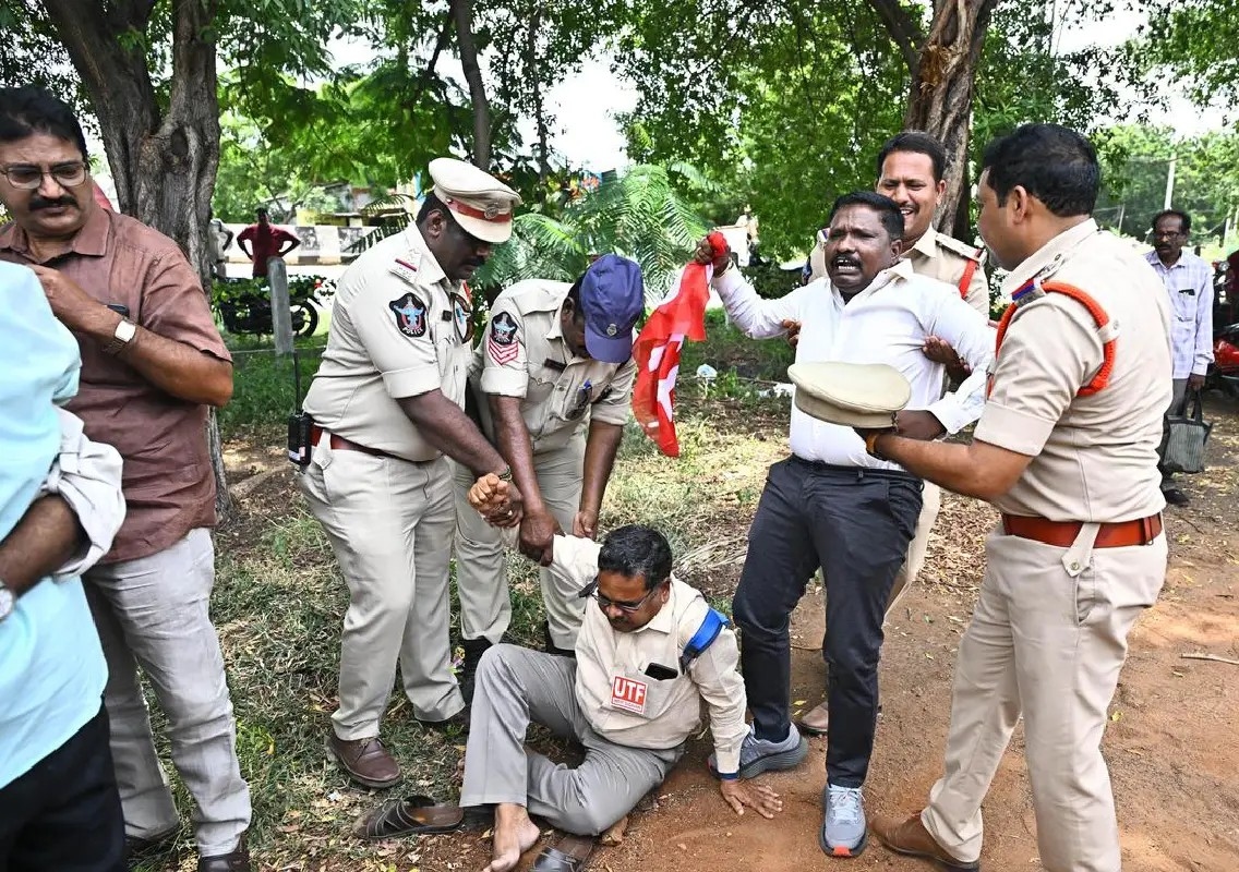 Andhra teachers intensify protest over mandatory TET requirement - News Karnataka