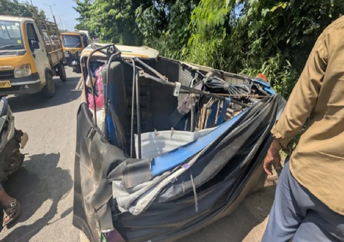 Auto-rickshaw overturns after collision near Thokkottu - News Karnataka
